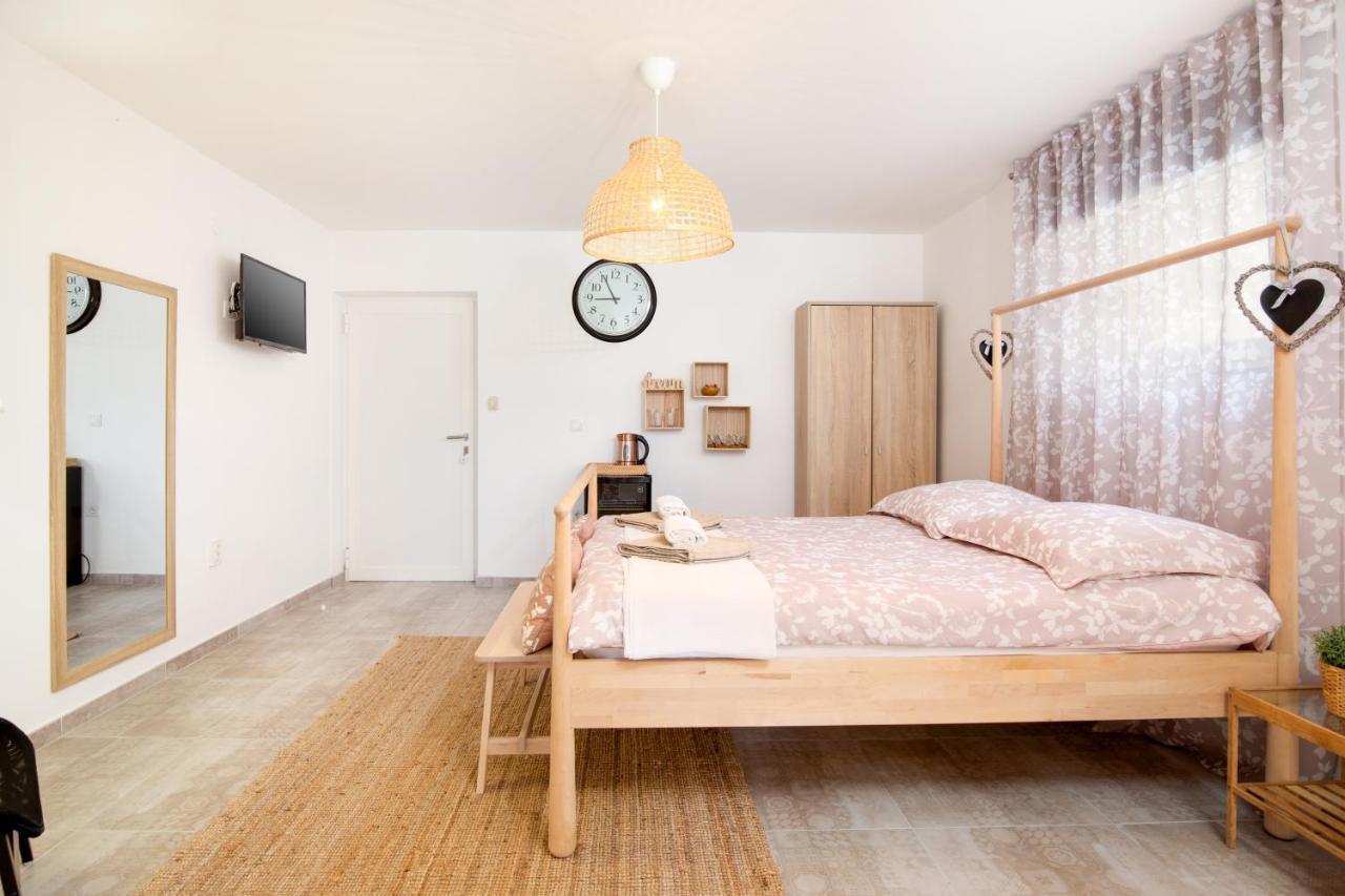 Apartments And Rooms Jakic Medulin Exterior foto