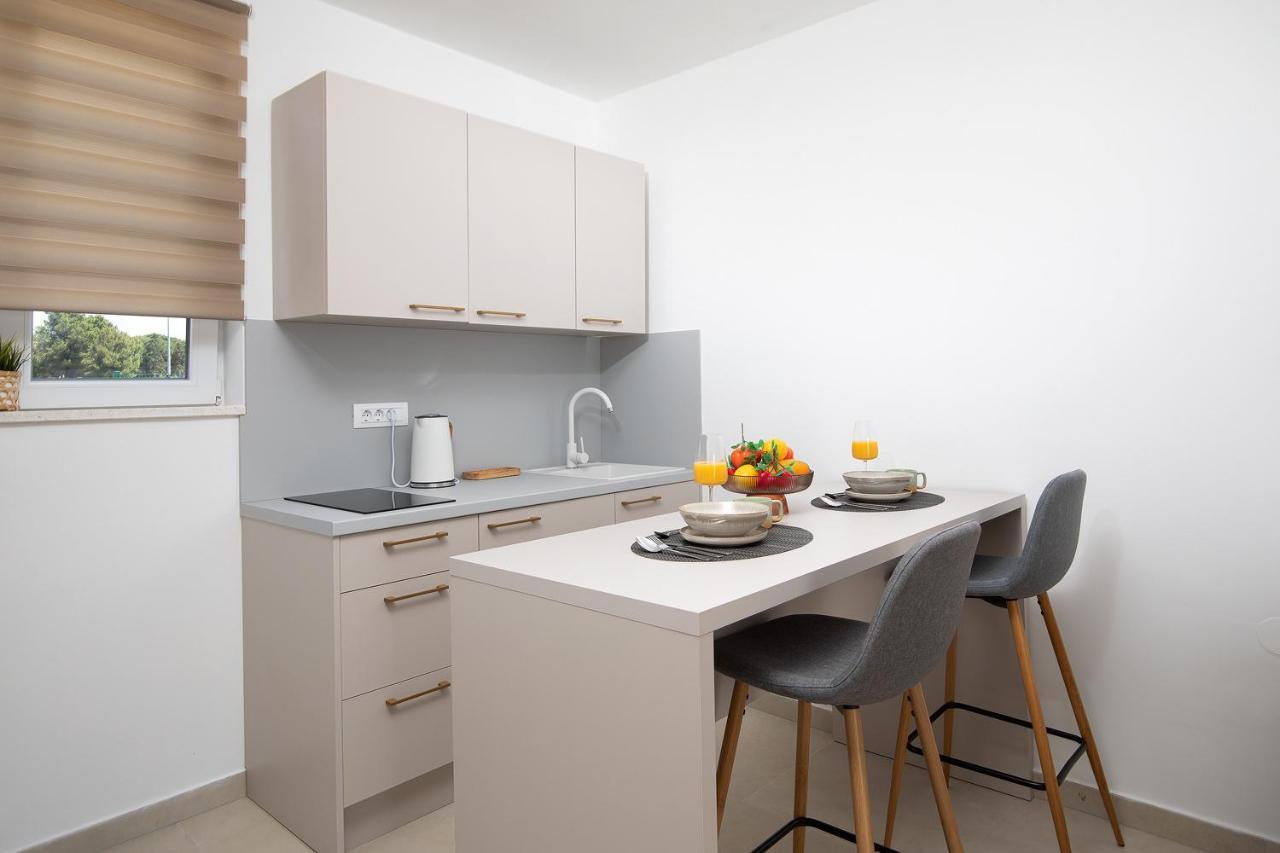Apartments And Rooms Jakic Medulin Exterior foto